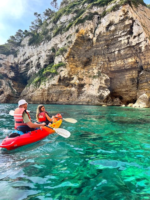 Jávea: Cala Portixol Kayak Tour with Snorkel & Cliff Jumping - Portixol Island and its sea cave