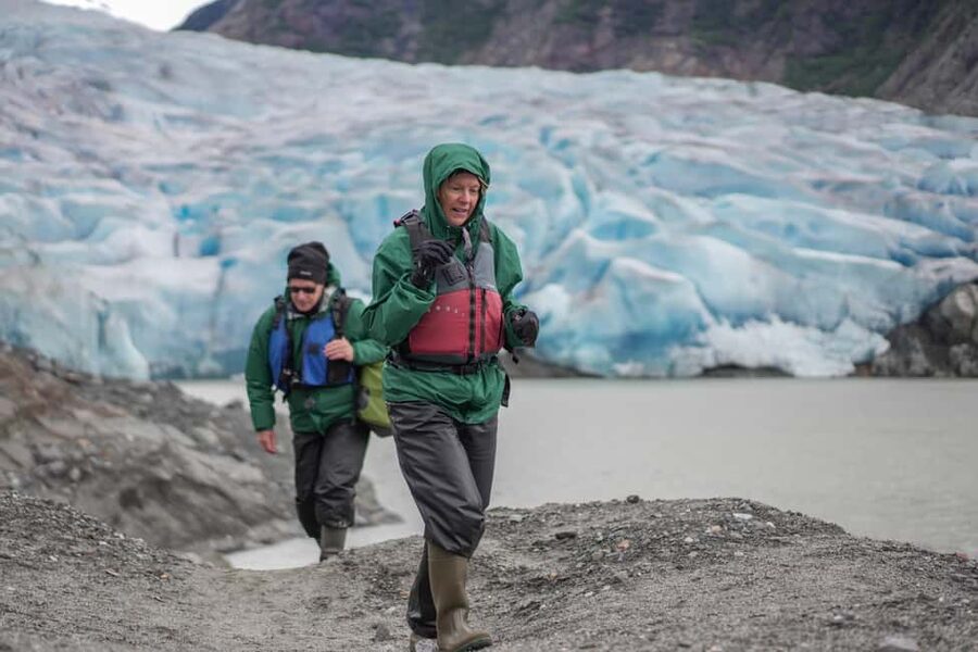 Juneau: Mendenhall Glacier Canoe Paddle and Hike - The snack break and return paddle