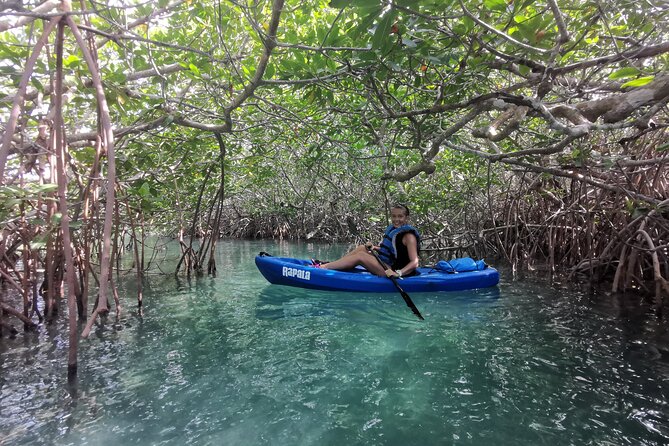 Kayak TOUR POR Laguna Nichupte Cancun - Axel and Gaby make the small group work