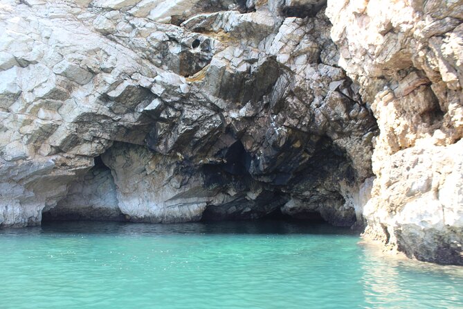 Kayaking along the Algarve Coast - Caves and limestone cliffs are the main reward