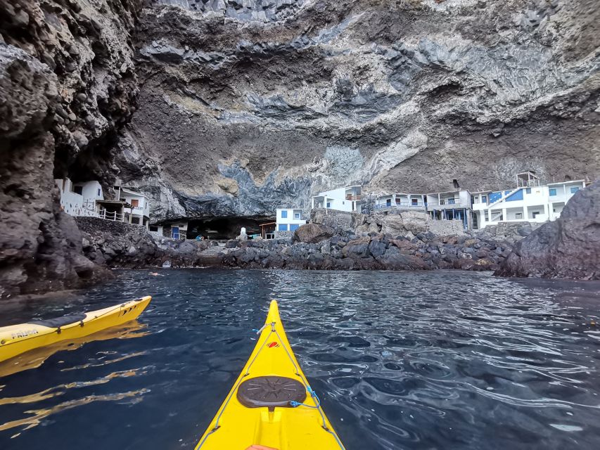 La Palma: Cueva Bonita Kayaking Tour - Paddling past fishermen’s caves