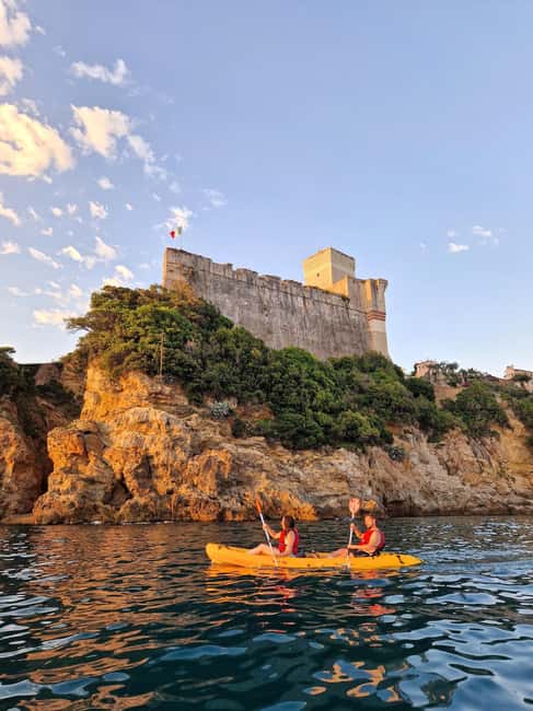 La Spezia: Sunset Kayak & Caves Tour w/ Swimming & Aperitif - First hour: paddling past San Terenzo and Lerici