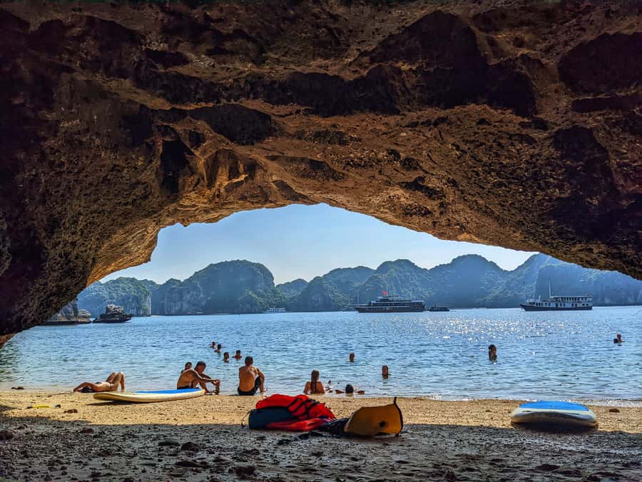 Lan Ha bay cruise and kayak (small group guaranteed) - Kayaking through K.A Cave and Bats Cave