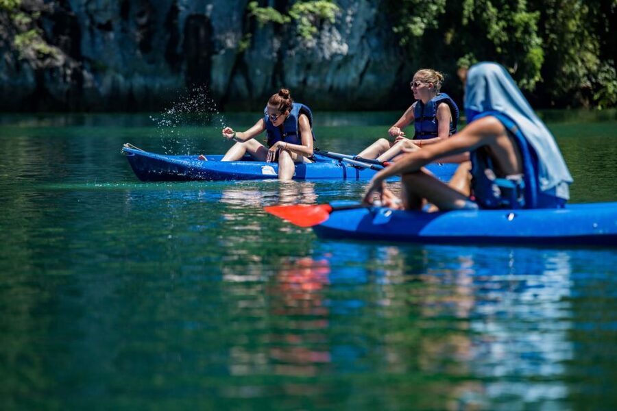 Lan Ha Bay: Kayaking and Cruise - The cruise back to harbor by 5 PM