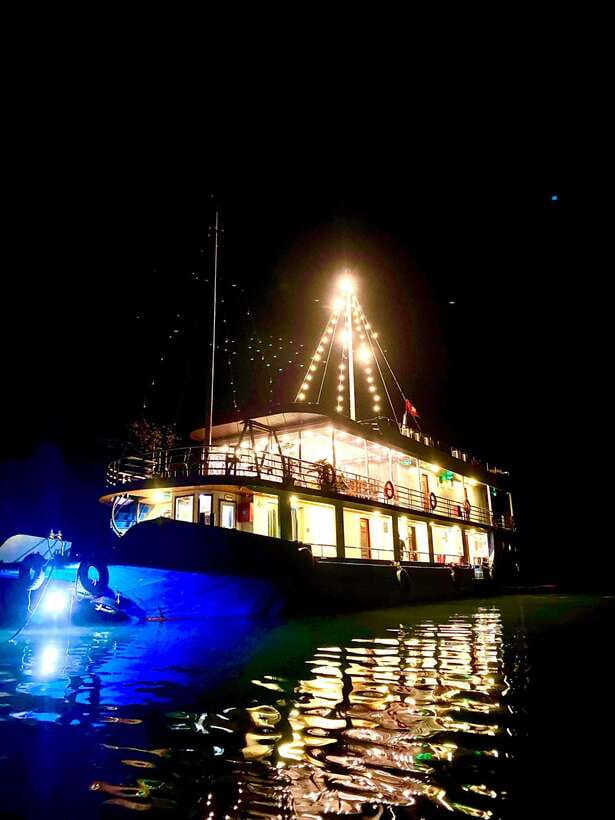 LanHa Bay : Kayaking at night see bioluminescent plankton - 4:30 p.m. pickup and the short trip to Ben Beo