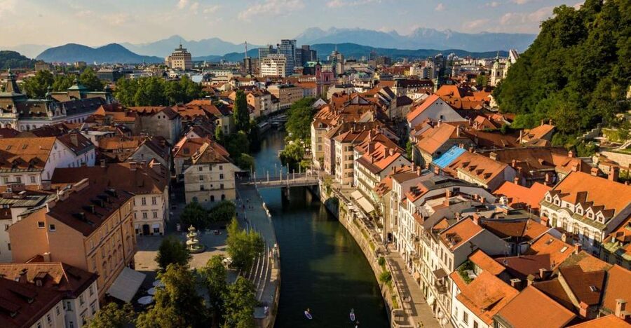 Ljubljana: Stand-Up Paddle Boarding Tour - The first paddle strokes and the choice of route