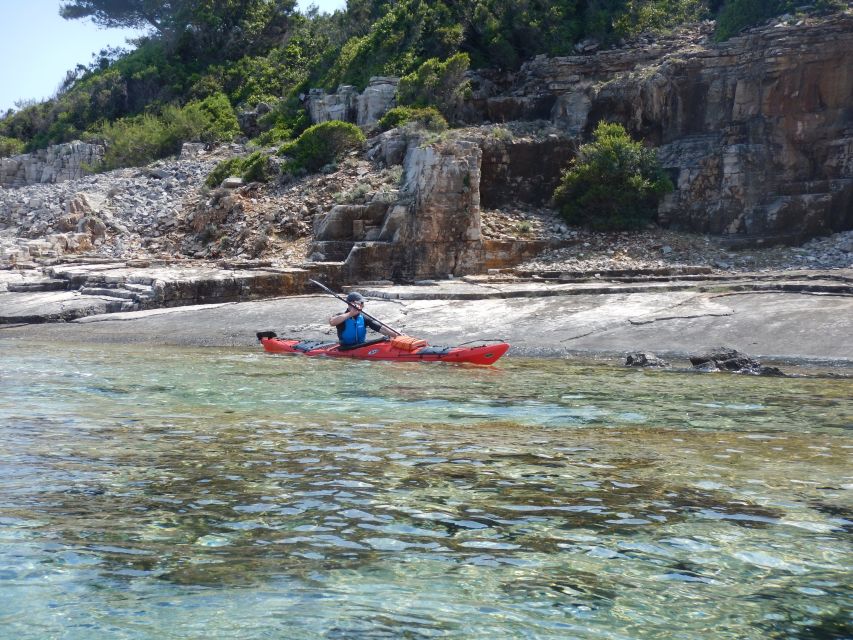 Lumbarda: Half-Day Kayaking and History with Wine delight - GRK wine and Klašun pastries on the final island