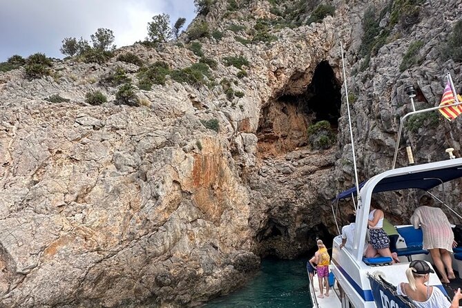 Mallorca Beach & Caves 4hr Boat Trip Drinks, Tapas, SUP & Snorkel - Tapas, sangria, and a casual boat lunch