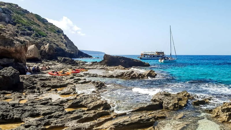 Mallorca: Sea Caves Kayaking Tour, Snorkeling & Snack - The guides and the level of support