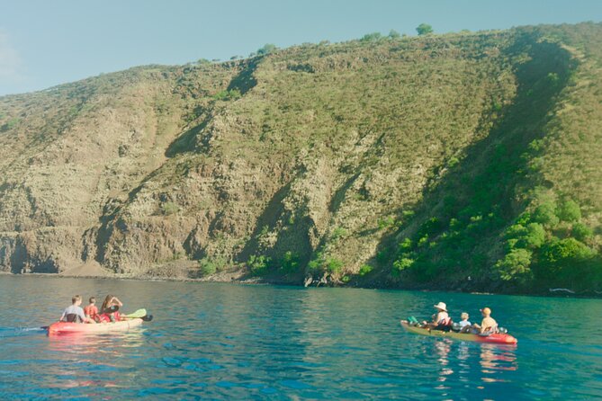 Midday Meander - Kealakekua Bay Kayak and Snorkel Adventure - A snack break before the return paddle