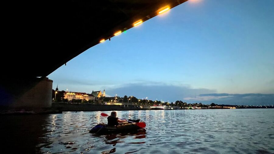 Packrafting kayaking guided tour Vistula river Warsaw Poland - How wet and active is packrafting?