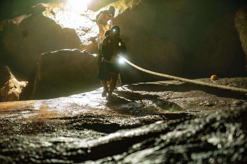 Phong Nha: Phong Nha Cave Expedition 4.5 km by Kayak - Learning to kayak before the entrance
