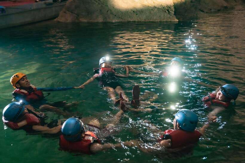 Phong Nha: Phong Nha Cave Expedition 4.5 km by Kayak - Kayaking and hiking back toward the cave mouth