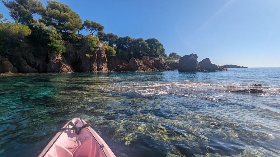Rando Kayak Agay Guided Visit - Paddling toward the red Esterel coves