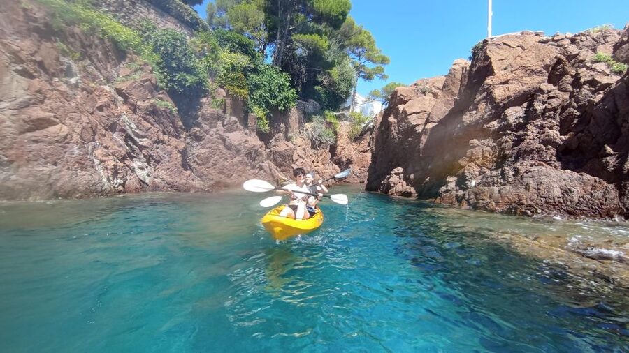 Rando Kayak Agay Guided Visit - Meeting at Bay Beach Club in Agay