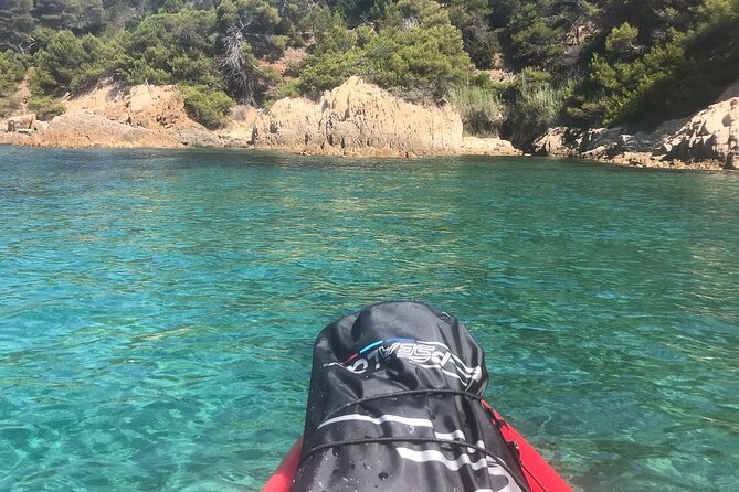 Sea kayaking in the heart of the Ramatuelle Nature Reserve - The optional rock jump