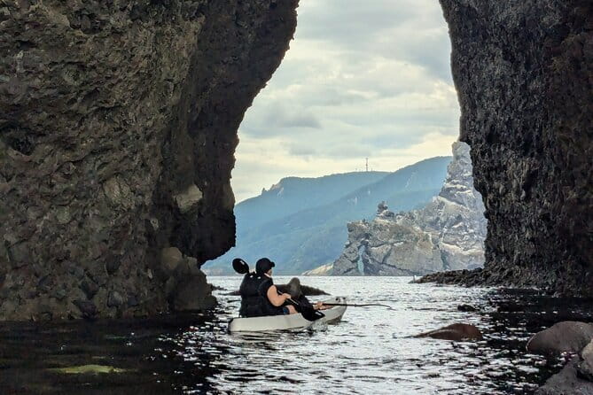 Sea Kayaking Tour - Otaru Coastal Adventure - The first 35 minutes follow the cliffs