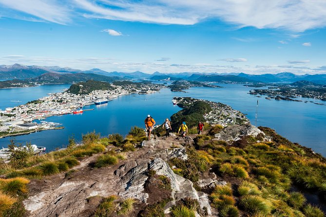 Seakayak And Hike in Ålesund - Landing at Hessa for the Mt. Sukkertoppen hike
