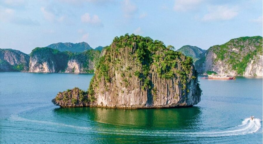 Self guided kayaking tours in less traveled Lan Ha Bay - Who should book this kayaking day?