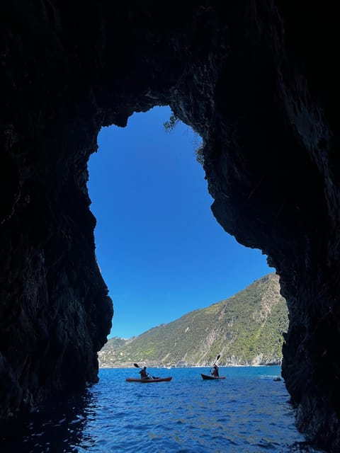 SHARK CAVE KAYAK TOUR - Entering Shark Cave
