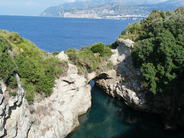 Small group paddle boarding tour to Bagni Regina Giovanna - Starting at Marina Grande in Sorrento