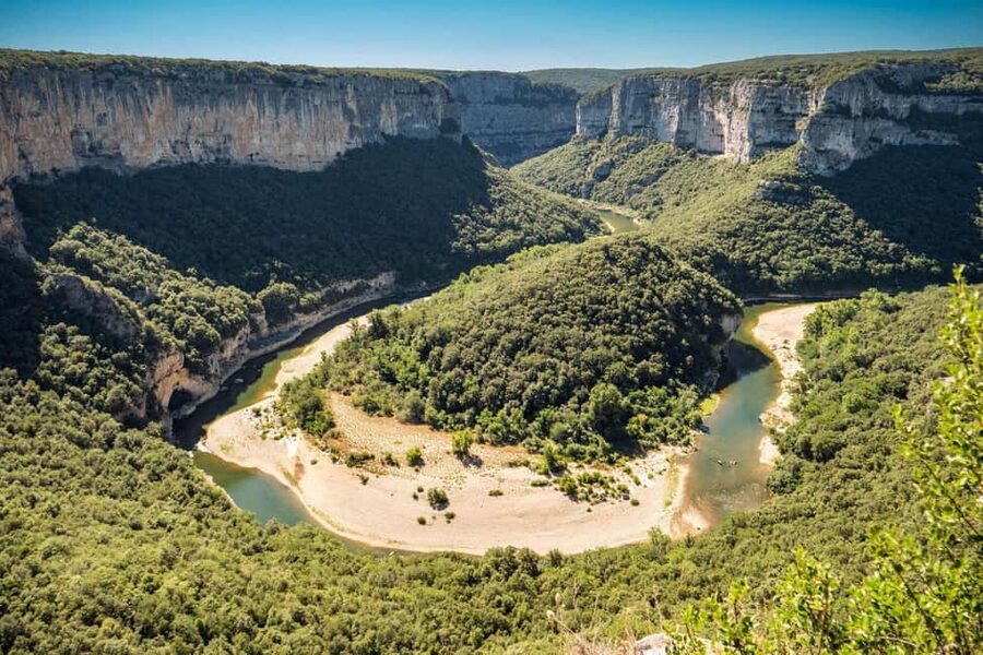 Sporty descent of the Ardèche Gorges by canoe/kayak: 6 hours - approx. 32 km - Pont d’Arc, the route’s signature moment
