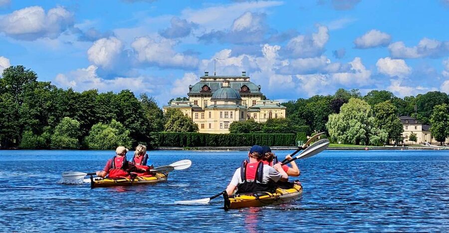 Stockholm: Guided Kayak Tour to Drottningholm Royal Palace - Meeting the minibus at Riddarholmen Church