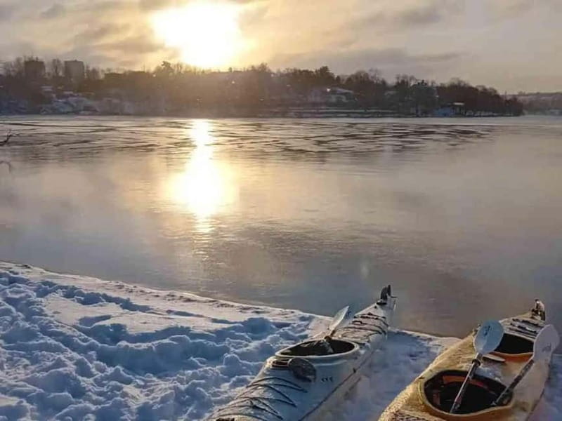Stockholm: Winter Kayaking Tour through the City Centre - Who should book this Stockholm kayak tour?