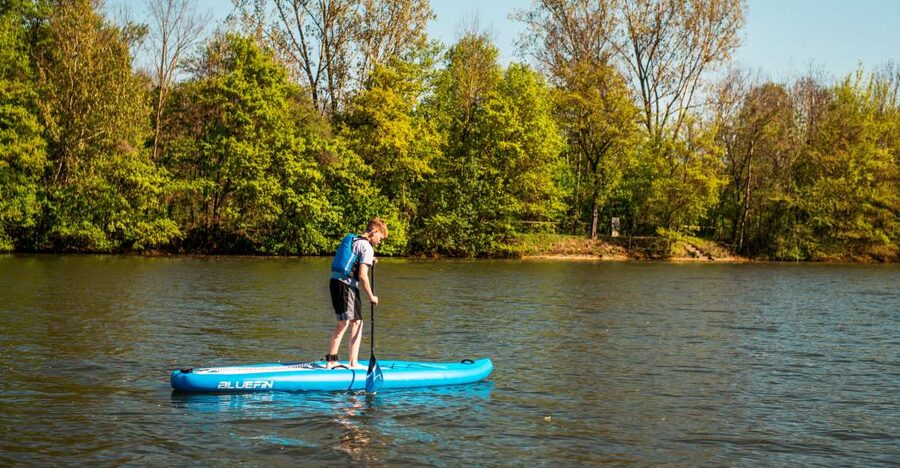 Stuttgart: Stand Up Paddling Rental - Getting on the Neckar at Riverhouse Stuttgart