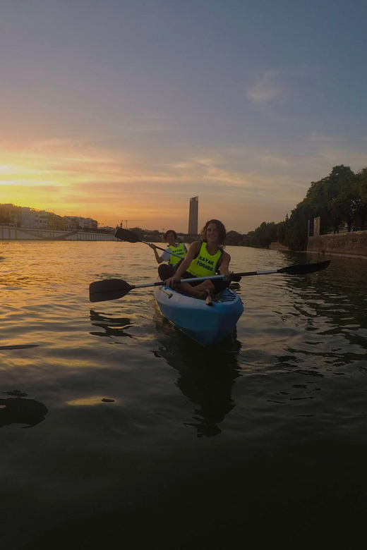 Sunset Kayak: Historic Seville, Triana and La Cartuja - The Giralda from the river