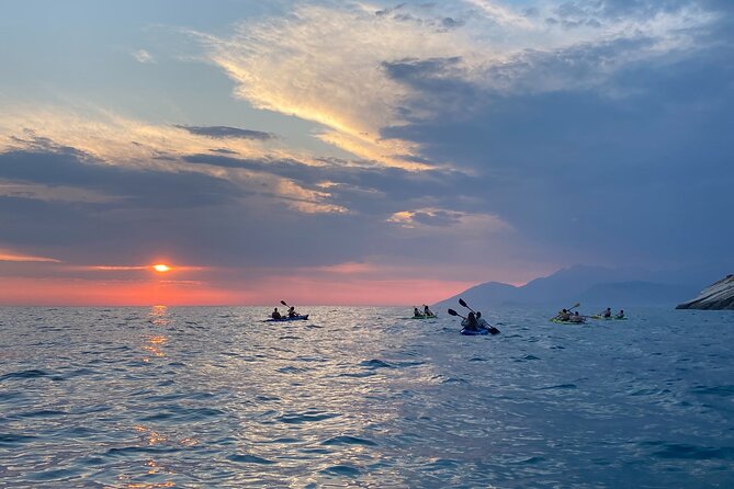 Sunset kayak/Sup tour - Lukova caves and Secret beaches - What the $31.24 price covers