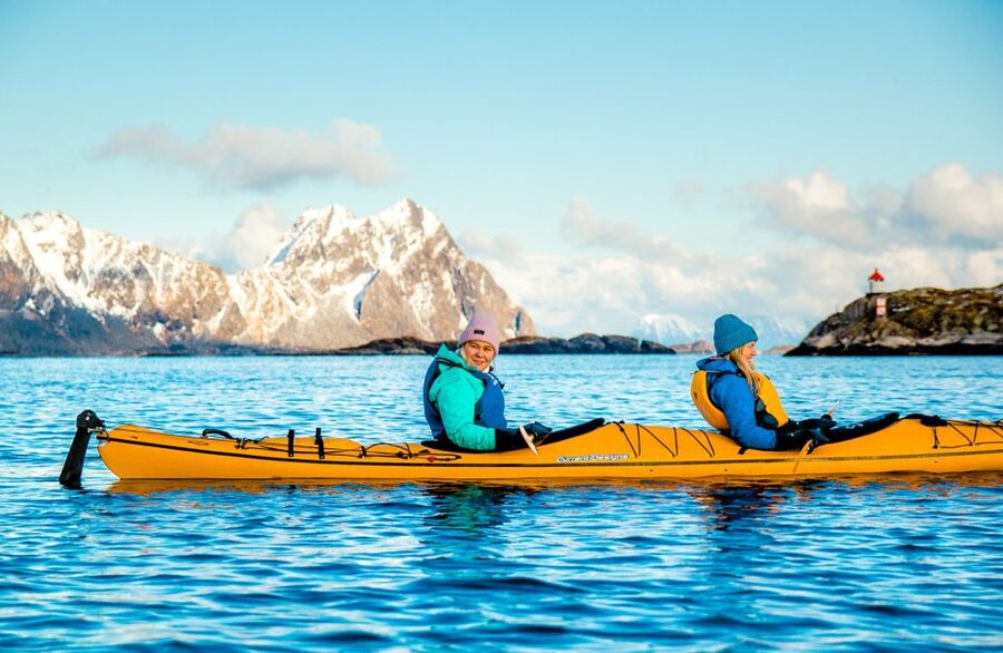 Svolvaer: 2-Hour Winter Kayaking Adventure - Seeing Svolvær from the shoreline