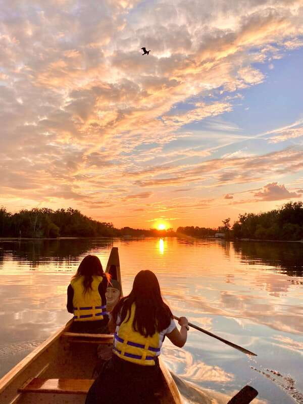 Toronto Islands: Sunset Canoe Tour - Getting settled in the Voyageur canoe