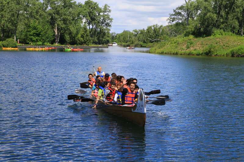 Toronto Islands: Voyageur Canoe Tour - The Voyageur canoe makes the first paddle easy