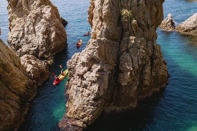 Tossa de Mar: Kayak & Snorkel Tour with Paella from Barcelona - What the eight-person group changes