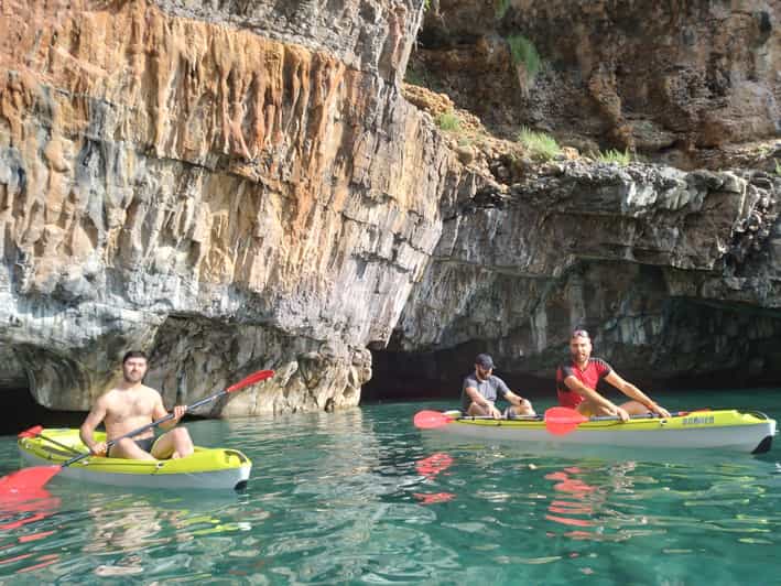Tour in Kayak sulle orme di James Bond a Maratea - Starting at Luppa Beach and getting on the water