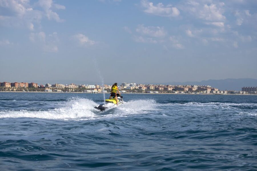 Valencia: Jet Ski Tour + Paddle Surf + Photos + Free drink - Safety, language, and weather