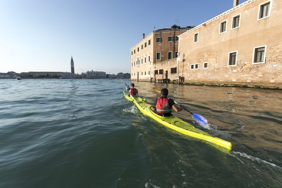 Venice: Guided Canal Kayak Tour at Day, Night, or Sunset - What to wear and bring